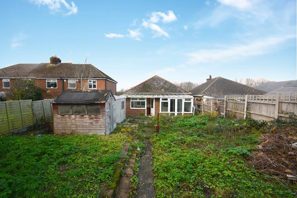 Lot: 25 - DETACHED BUNGALOW FOR REFURBISHMENT AND REPAIR - Garden to rear